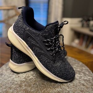 Men’s Size 8.5 casual Navy/white woven shoe